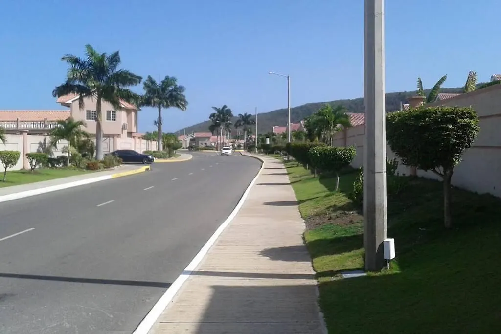 Comfortable Strategic Lodging Quarters Spanish Town Holiday home